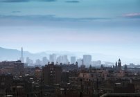 Erhöhte Stadtlandschaft und neblige Skyline in der Abenddämmerung, Barcelona, Spanien — Stockfoto