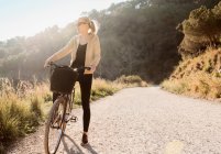 Woman sightseeing on bicycle, Barcelona, Catalonia, Spain — Stock Photo