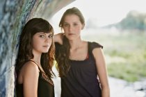 2 Mädchen hängen im Tunnel herum — Stockfoto