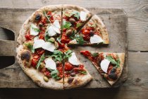 Deliziosa pizza affettata sul tagliere, vista dall'alto — Foto stock
