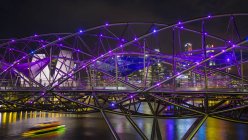 Paesaggio urbano con ponte a elica viola sulla baia di Marina di notte, Singapore, Sud Est asiatico — Foto stock