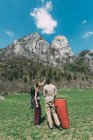 Jovens pedregulhos masculinos e femininos que olham para a montanha, Lombardia, Itália — Fotografia de Stock
