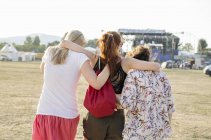 Visão traseira de três amigas no festival — Fotografia de Stock