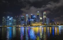 Skyline am Wasser in der Marina Bay bei Nacht, Singapore, Südostasien — Stockfoto