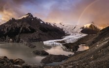 Rainbow and dramatic pink sky over Torre glacier and laguna in Los Glaciares National Park, Patagonia, Argentina — Stock Photo