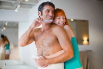 Paar umarmt sich im Badezimmer — Stockfoto