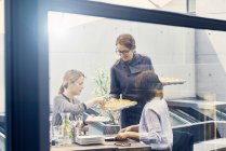 Дві бізнес-леді подають канапе під час ділового обіду поза офісом — стокове фото