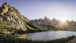 Vue panoramique ensoleillée sur les montagnes et le lac Tonchek, parc national Nahuel Huapi, Rio Negro, Argentine — Photo de stock