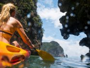 Vista posteriore della donna kayak mare, Koh Hong, Thailandia, Asia — Foto stock
