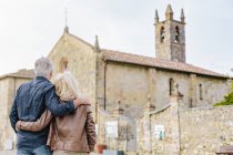 Vista posteriore della coppia turistica guardando la chiesa, Siena, Toscana, Italia — Foto stock