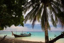 Длиннохвостая лодка, пришвартованная у пляжа, Ко Рок Ной, Таиланд, Азия — стоковое фото