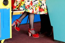 Женщина в красной обуви в игровых автоматах, Борнмут, Англия — стоковое фото