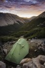 Tenda in montagna all'alba, Parco Nazionale Nahuel Huapi, Rio Negro, Argentina — Foto stock