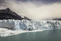 Sturmwolke über dem argentinischen See und dem Perito-Moreno-Gletscher im Nationalpark los glaciares, Patagonien, Chile — Stockfoto