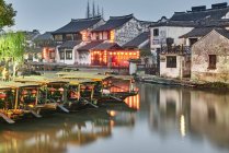 Лодки на водном пути и традиционных зданий, Ситан Чжэнь, Чжэцзян, Китай — стоковое фото