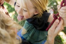 Chica pegando lengua fuera - foto de stock