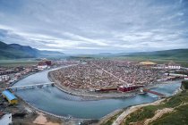 Erhöhte Aussicht auf Fluss- und Talstadt, baiyu, Sichuan, China — Stockfoto