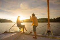 Пара відпочиває на яхті на заході сонця, Кох Рок Нуі, Таїланд, Азія. — стокове фото