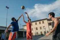 Friends on basketball court playing basketball game — Stock Photo