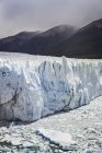 Veduta del ghiacciaio del Perito Moreno e bassa nube sulle montagne, Parco Nazionale del Los Glaciares, Patagonia, Cile — Foto stock