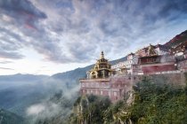 Mosteiro de Katok na névoa da manhã, Baiyu, Sichuan, China — Fotografia de Stock