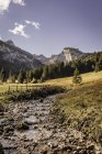 Paisaje con valle río y montañas, Baviera, Alemania - foto de stock