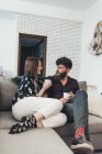 Пара отдыха с кофе на диване — стоковое фото