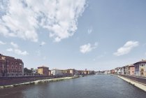 Maisons de ville et appartements traditionnels sur le front de mer du fleuve Arno, Pise, Toscane, Italie — Photo de stock