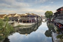 Vista delle vie navigabili e degli edifici tradizionali, Xitang Zhen, Zhejiang, Cina — Foto stock