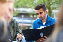 Students sitting outdoors studying — Stock Photo