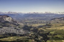 Vue de la vallée de montagne et de la ville de Coyhaique depuis Cerro Cinchao, réserve nationale de Coyhaique, province de Coyhaique, Chili — Photo de stock