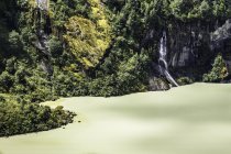 Detalle de acantilados rocosos y Lago Verde, Parque Nacional Queulat, Chile - foto de stock