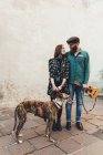 Casal legal com cão e ukulele na calçada — Fotografia de Stock