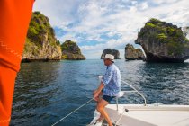 Uomo rilassante su yacht guardando lontano a Koh Li Ma, Thailandia, Asia — Foto stock