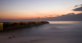 Vista panorâmica do farol no belo pôr do sol e paisagem marinha — Fotografia de Stock