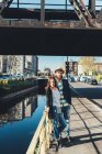 Ritratto di coppia fresca appoggiata sulle ringhiere del canale — Foto stock