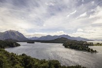 Vista panoramica sul lago e sulle montagne, Parco Nazionale Nahuel Huapi, Rio Negro, Argentina — Foto stock