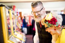 Casal se divertindo em arcade de diversões, Bournemouth, Inglaterra — Fotografia de Stock