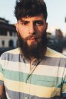 Головной и плечевой портрет бородатого человека — стоковое фото