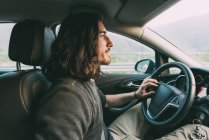 Молода людина, водіння автомобіля сільська дорога — стокове фото