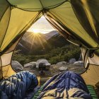 Vista da tenda aperta all'alba di montagna, Parco Nazionale Nahuel Huapi, Rio Negro, Argentina — Foto stock