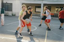 Amigos na quadra de basquete jogando jogo de basquete — Fotografia de Stock