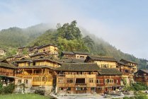 Montagna nebbiosa e villaggio Xijiang, Guizhou, Cina — Foto stock