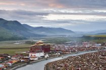 Vista elevada de la ciudad del río y del valle, Baiyu, Sichuan, China - foto de stock