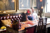 Quirky casal relaxante no bar e restaurante, Bournemouth, Inglaterra — Fotografia de Stock