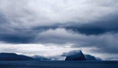 Живописный вид на бурное небо над неподвижным озером — стоковое фото