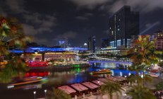 Río Singapur y paseo marítimo por la noche, Singapur, Sudeste Asiático - foto de stock