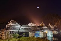 Chengyang Wind and Rain Bridge ночью, Sanjiang, Guangxi, China — стоковое фото