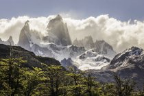Low cloud over sunlit Fitz Roy mountain range in Los Glaciares National Park, Patagônia, Argentina — Fotografia de Stock