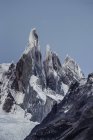 Ciel bleu sur les chaînes de montagnes Cerro Torre et Fitz Roy, Parc national Los Glaciares, Patagonie, Argentine — Photo de stock